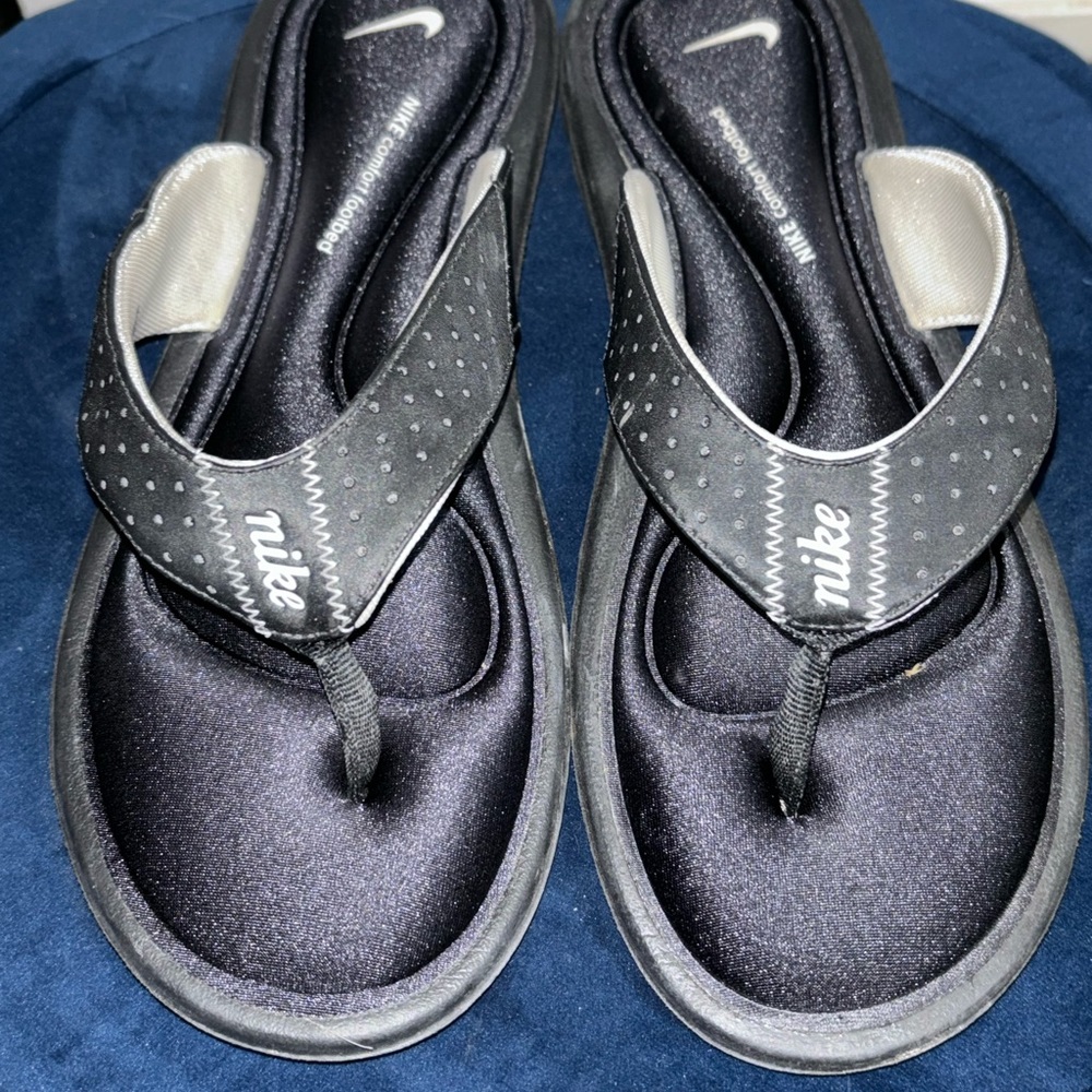 Nike comfort  footbed flip flops  sz 9
